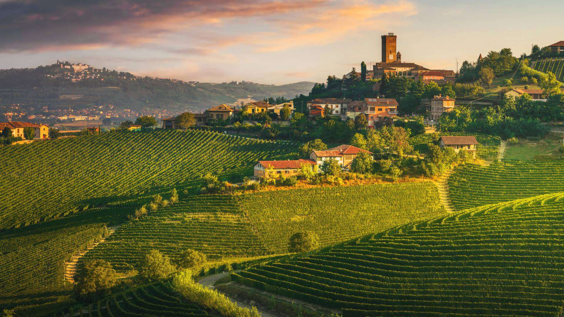Scorcio prospettico da una terrazza privata di una dimora storica affacciata sulle acque del Lago di Garda al tramonto, tappe dell'itinerario su misura firmato Waylor Experience.